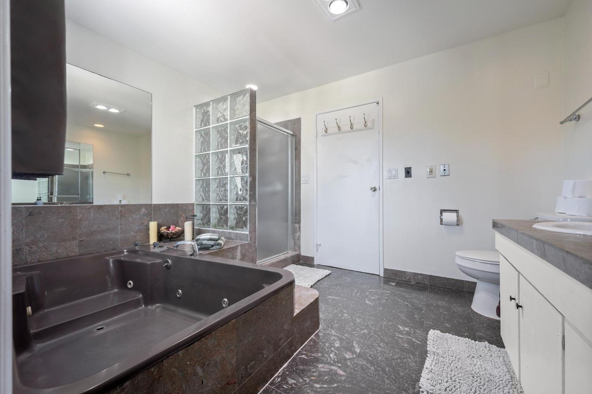 Large 5 Br- Beverly Hills Adj Holiday home *