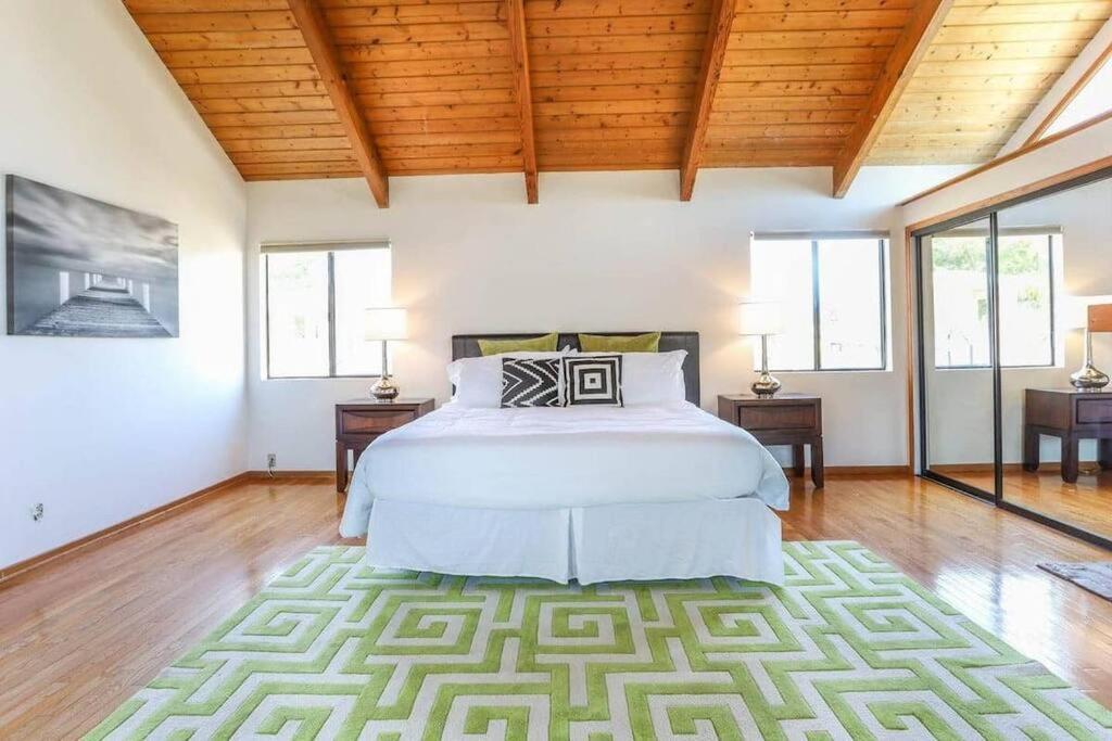 Large 5 Br- Beverly Hills Adj Holiday home