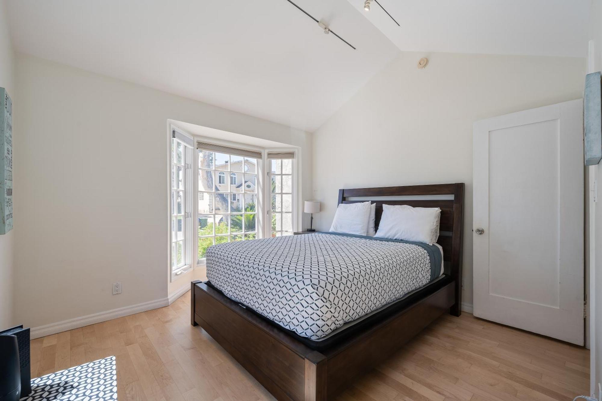 Large 5 Br- Beverly Hills Adj Holiday home *
