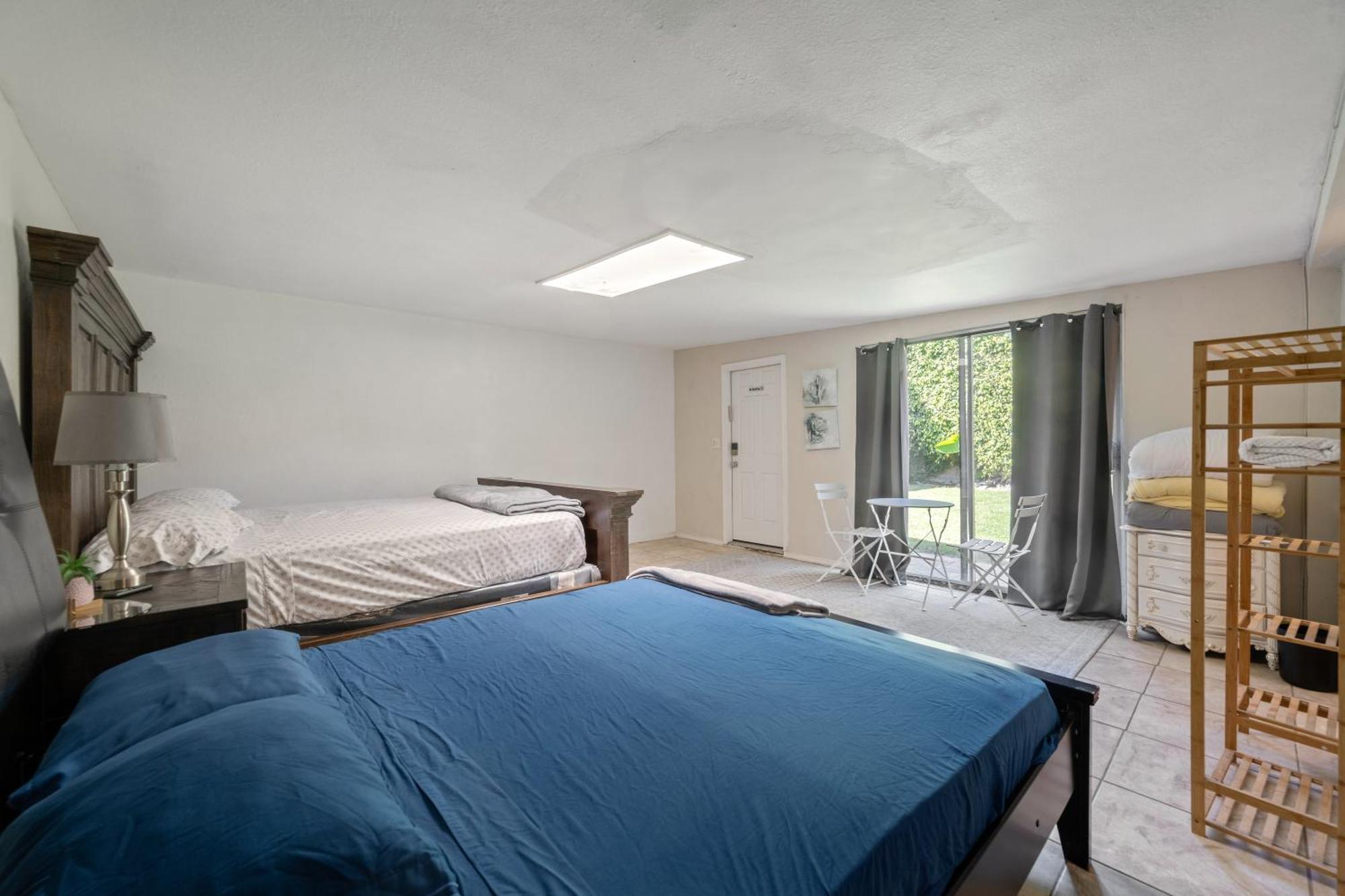 Large 5 Br- Beverly Hills Adj Holiday home