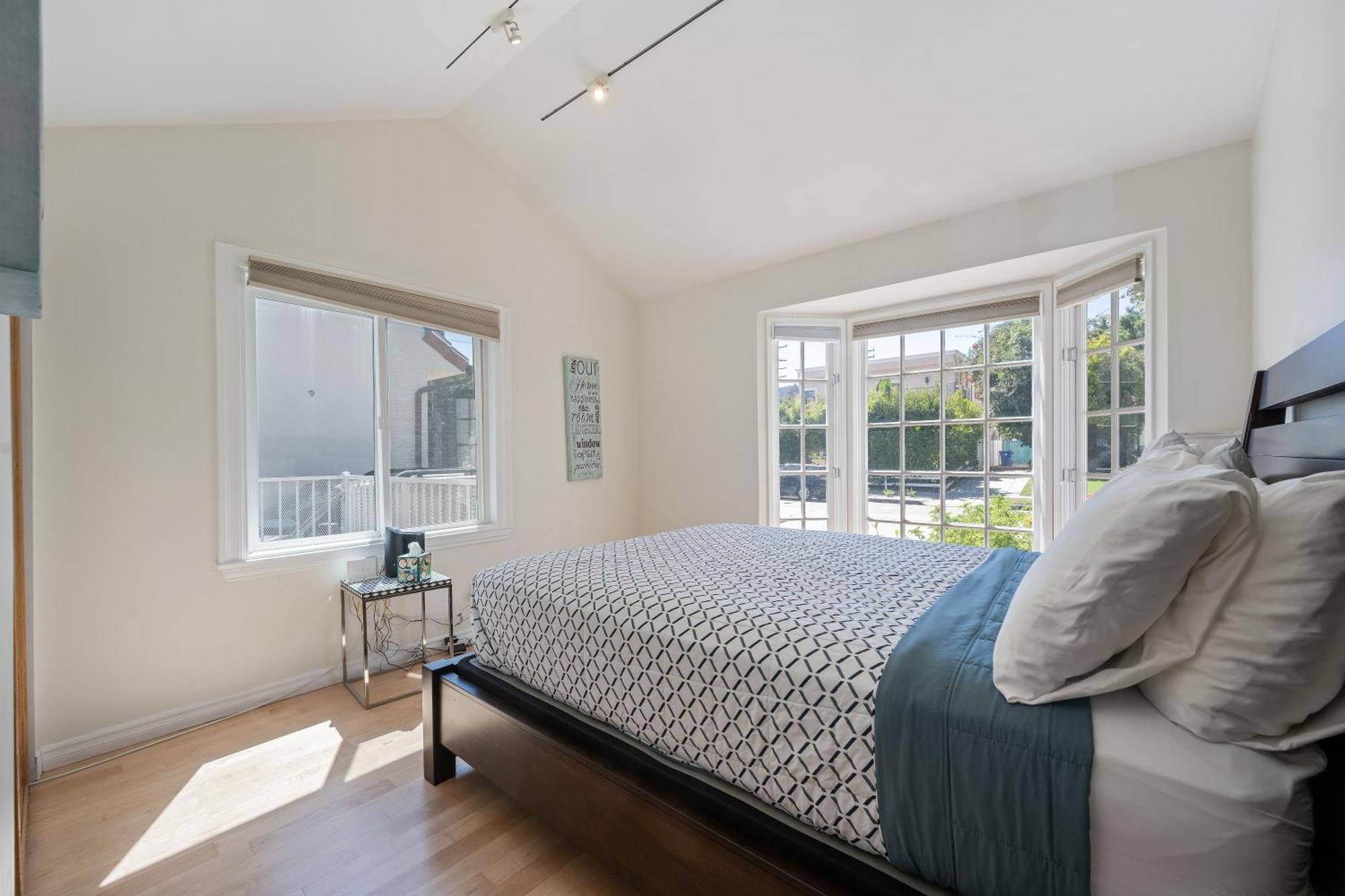 Large 5 Br- Beverly Hills Adj Holiday home